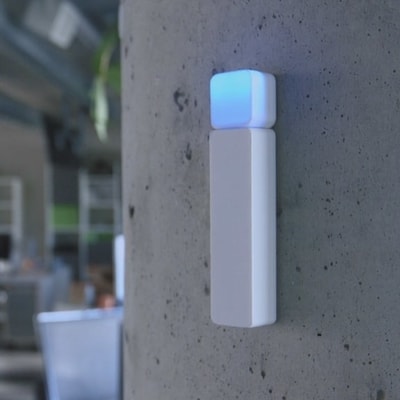 Luxafor Bluetooth Busylight, weiss an der Wand leuchtet blau