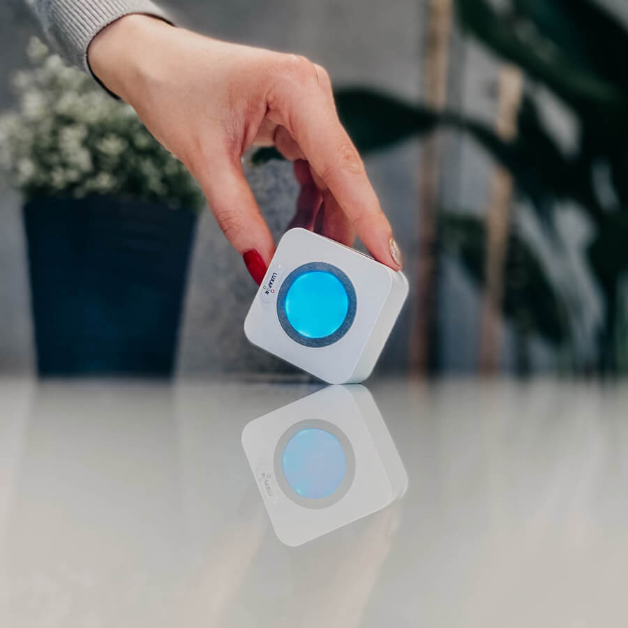 Luxafor Cube Busylight weiss leuchtet blau im Hand