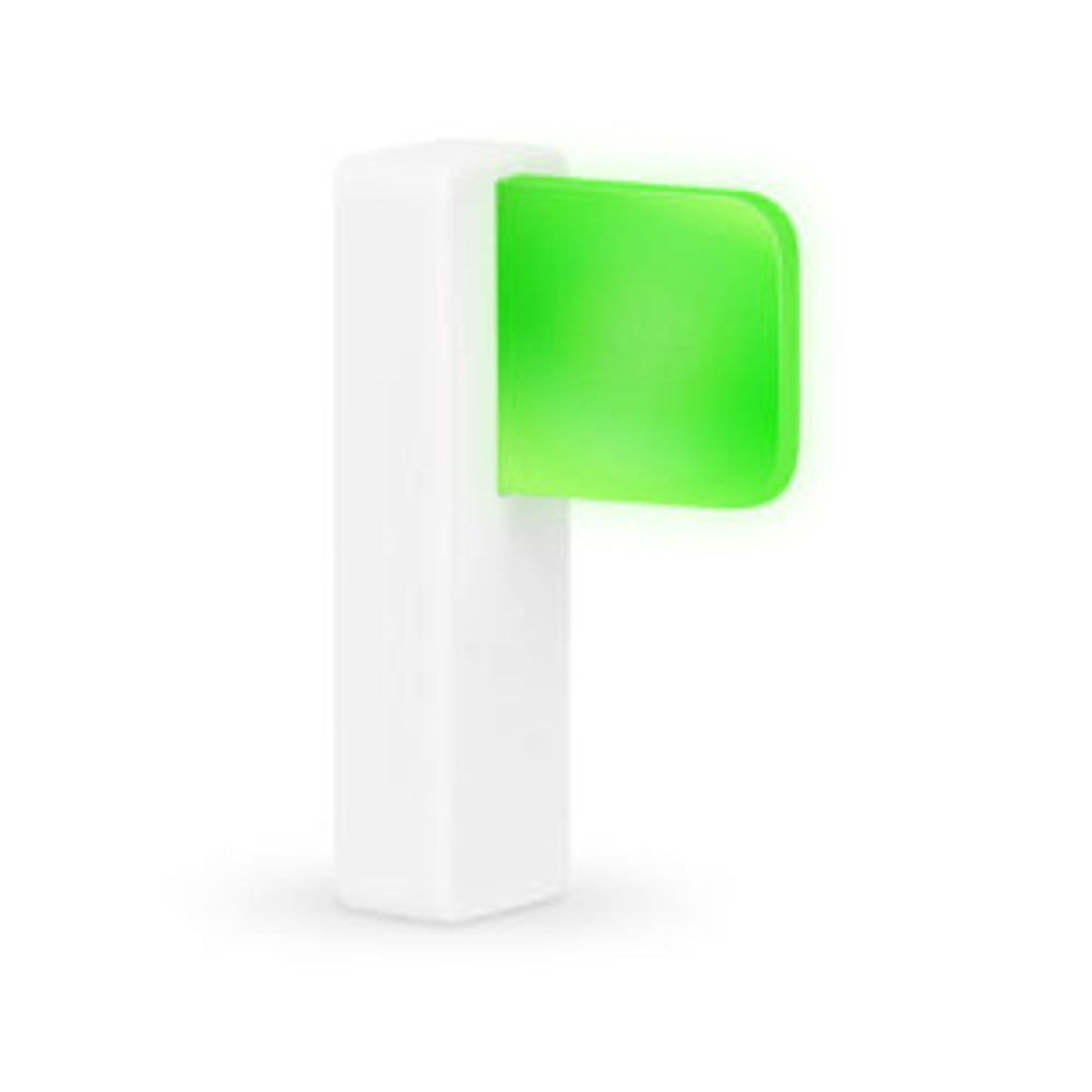 Luxafor Flag Busylight, weiss auf Tisch, leuchtet grun, ohne Hintergrund