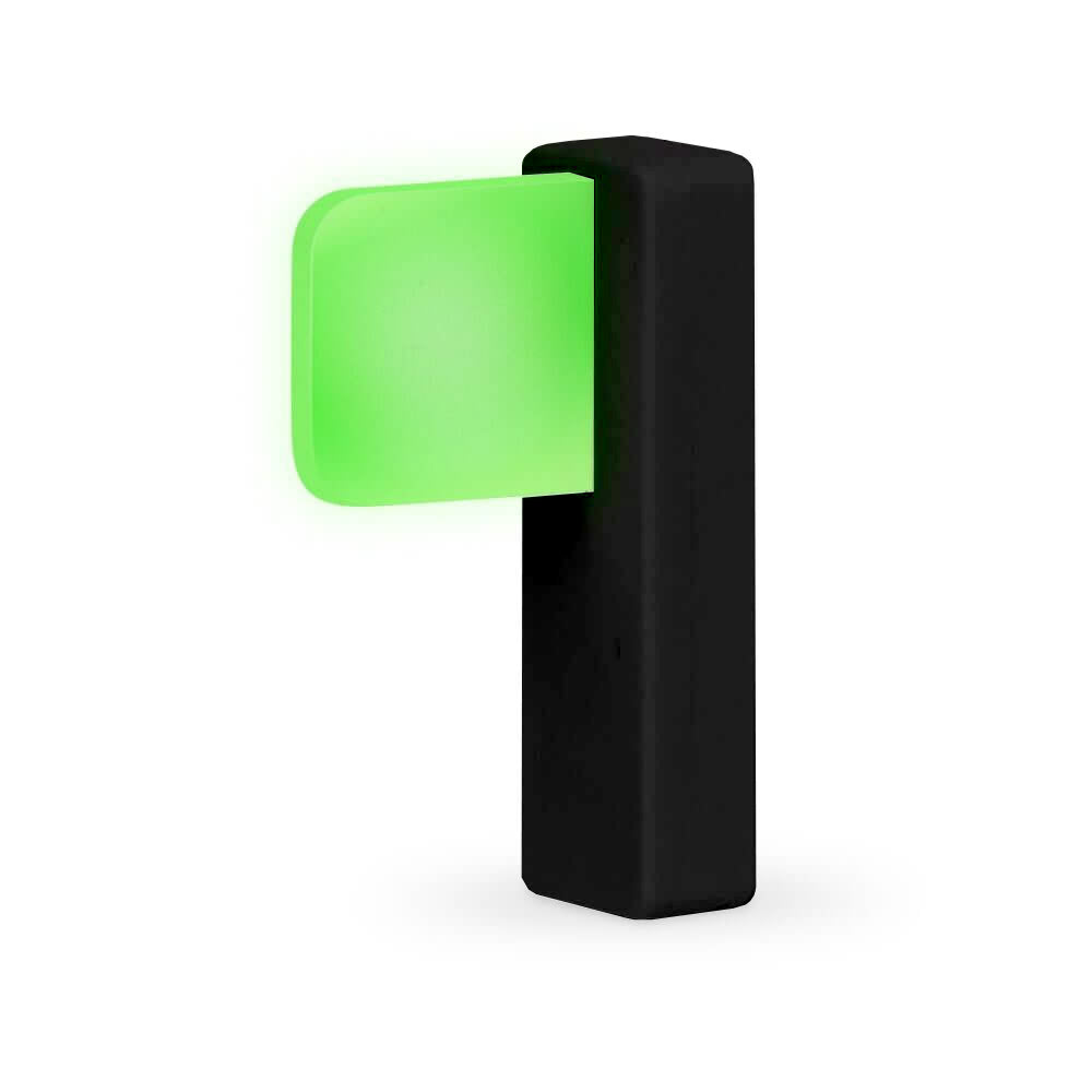 Luxafor Flag Busylight, schwarz auf Tisch, leuchtet grün, ohne Hintergrund