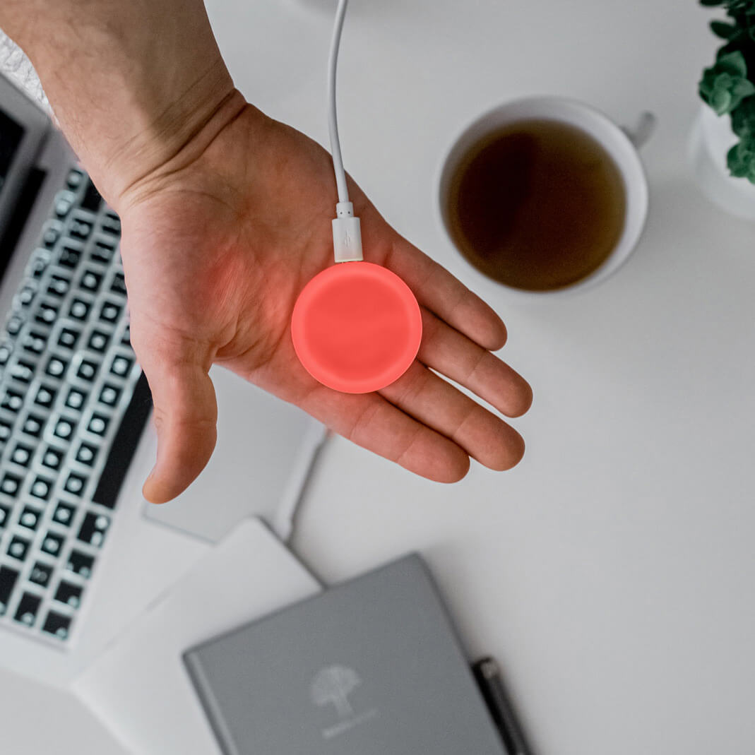 Luxafor Mute Button Busylight weiss leuchtet rot auf der Hand