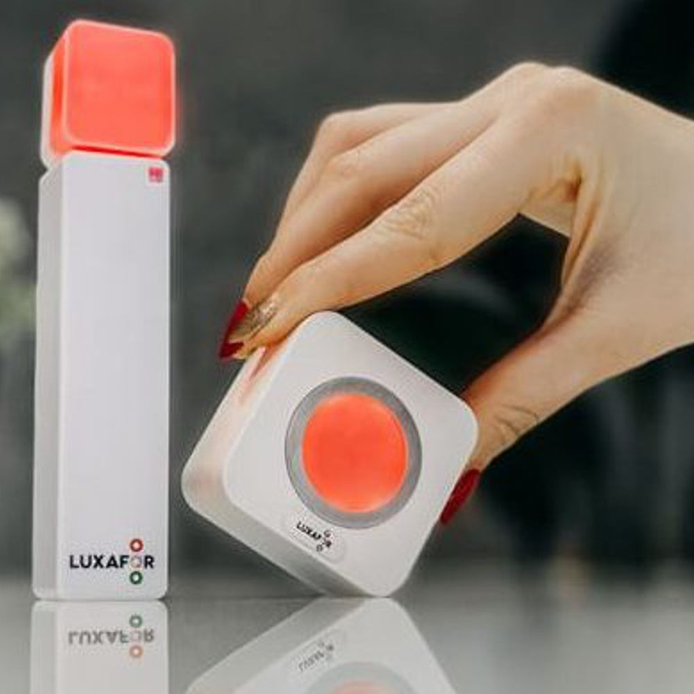 Luxafor Switch Busylight weiss leuchtet rote Hand mit Cube